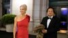 La conseillère du président Donald Trump, Kellyanne Conway, accompagnée de son mari, George, le 19 janvier 2017. (AP Photo/Matt Rourke) 