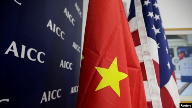北京举行的2020中国国际服务贸易交易会上美国国际商会展位上的美中国旗 。（2019年5月28日）