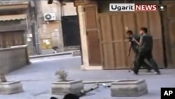 Повстанцы готовятся к атаке на правительственные войска. Кадр из видео агентства «Ugarit news»