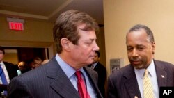 Paul J. Manafort, à esquerda, com o antigo ex-pré-candidato republicano Ben Carson 