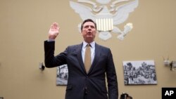 James Comey ha tenido que que declarar sobre su decisión de no procesar a Hillary Clinton.