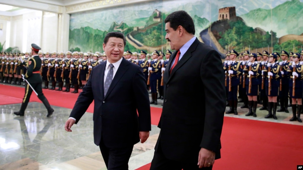 中国国家主席习近平和委内瑞拉总统马杜罗在北京人民大会堂检阅仪仗队(2015年1月7日)