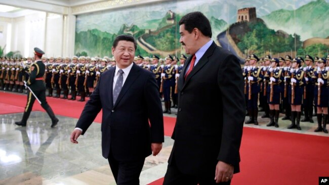 中国国家主席习近平和委内瑞拉总统马杜罗在北京人民大会堂检阅仪仗队（2015年1月7日）