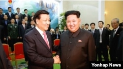 김정은 북한 국방위원회 제1위원장(오른쪽)이 북한을 방문한 류윈산 중국공산당 중앙정치국 상무위원과 9일 회동했다고 조선중앙TV가 보도했다.
