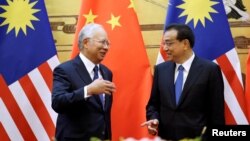 Thủ tướng Malaysia Najib Razak (trái) và người đồng nhiệm Trung Quốc Lý Khắc Cường trong buổi lễ ký kết tại Đại lễ đường Nhân dân ở Bắc Kinh, Trung Quốc, ngày 1/11/2016.