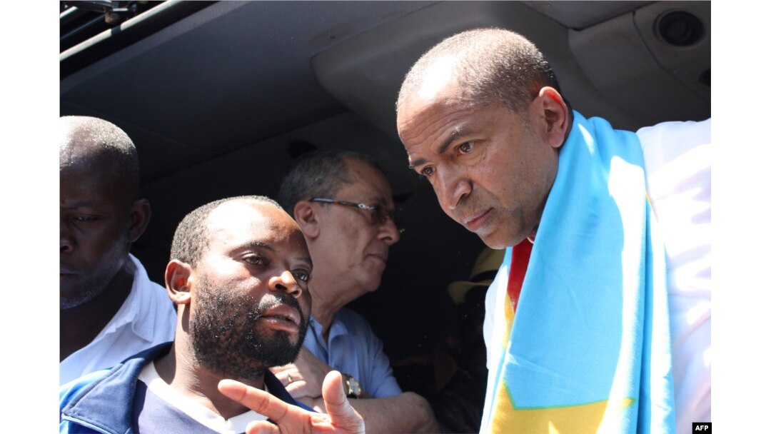 Opposition figure Moise Katumbi (R) arrives at the courthouse in Lubumbashi, DRC, May 13, 2016.