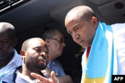 Opposition figure Moise Katumbi (R) arrives at the courthouse in Lubumbashi, DRC, May 13, 2016.