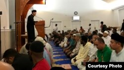 FILE - Suasana ibadah Ramadan di masjid IMAAM Center, Silver Spring, di luar Washington DC.