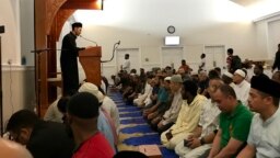 FILE - Suasana ibadah Ramadan di masjid IMAAM Center, Silver Spring, di luar Washington DC.