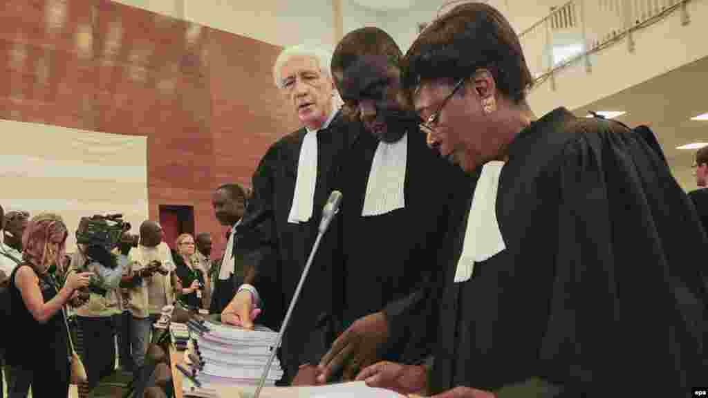 Les avocats des victimes assistent au procès de l&#39;ancien président tchadien Hissène Habré au Palais de Justice à Dakar, le 20 juillet 2015.