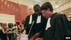 Des avocats défendant des victimes de tortures se préparent au procès contre l'ancien chef Hissene Habre, à Dakar, Sénégal, le 20 juillet 2015.