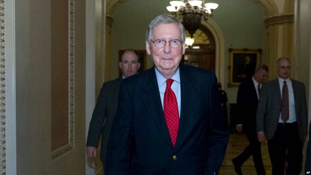El líder de la mayoría republicana en el Senado, Mitch McConnell, de Kentucky, dice que no sabe donde están los 60 votos necesarios para una propuesta en particular sobre inmigración.