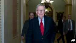 El líder de la mayoría republicana en el Senado, Mitch McConnell, de Kentucky, dice que no sabe donde están los 60 votos necesarios para una propuesta en particular sobre inmigración.