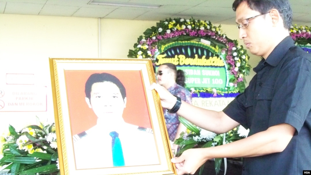 Penyerahan jenazah korban pesawat naas Sukhoi Super Jet 100 (Foto: dok)