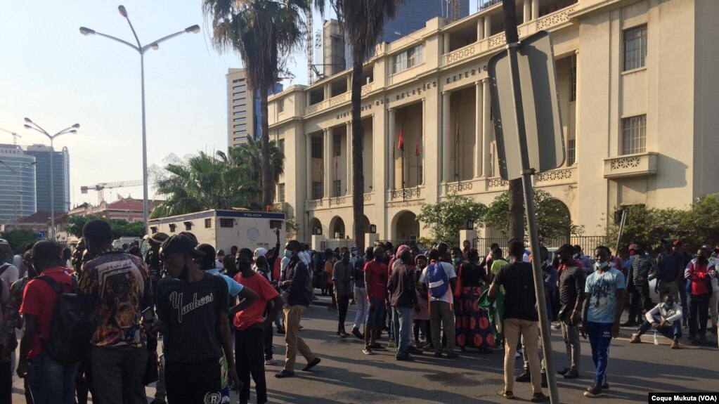 Pessoas à espera do julgamento de activistas em Luanda, 26 outubro 2020