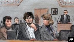 在这张2015年3月5日的法庭素描中，波士顿马拉松爆炸案凶手之一萨纳耶夫在联邦死刑审判法庭上坐在他的辩护律师康拉德（左）和克拉克（右）之间。