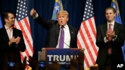 Ứng cử viên tổng thống của đảng Cộng hòa Donald Trump ăn mừng chiến thắng cùng hai con trai của ông, Donald Trump Jr., trái, và Eric tại Las Vegas đêm thứ Ba 23 tháng 2, 2016.
