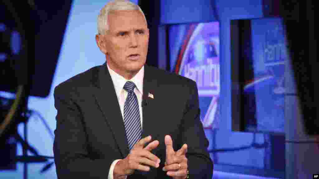 Le gouverneur de l'État de l'indiana, Mike Pence, dans lors d'une interview avec Sean Hannity de Fox News, le 15 juillet 2016.