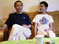 资料照：中国维权网站六四天网创办人黄琦在四川成都家中与儿子的合影。
