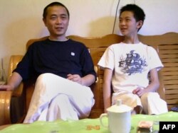 资料照：中国维权网站六四天网创办人黄琦在四川成都家中与儿子的合影。