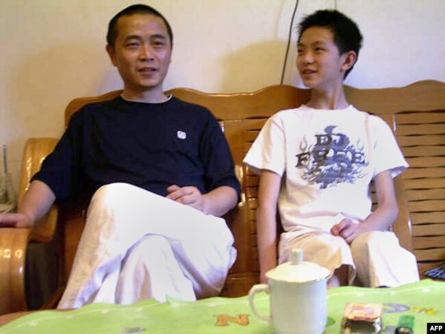 资料照：中国维权网站六四天网创办人黄琦在四川成都家中与儿子的合影。