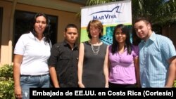 La embajadora de Estados Unidos en Costa Rica, Anne S. Andrew, y miembros de organizaciones que recibieron fondos del gobierno estadounidense.