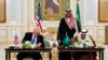 Ảnh do Cung điện Hoàng gia Saudi cung cấp, chụp Vua Salman và TT Trump tại buổi lễ ký kết ở Riyadh, ngày 20/5/2017.