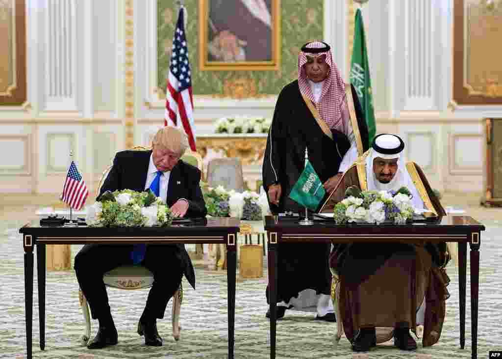 Le roi saoudien Salman bin Abdulaziz Al Saud, à droite, et le président Donald Trump, à gauche, signent un accord sur la sécurité à la cour royale à Ryad, 20 mai 2017.