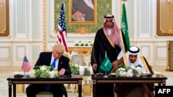 Ảnh do Cung điện Hoàng gia Saudi cung cấp, chụp Vua Salman và TT Trump tại buổi lễ ký kết ở Riyadh, ngày 20/5/2017.