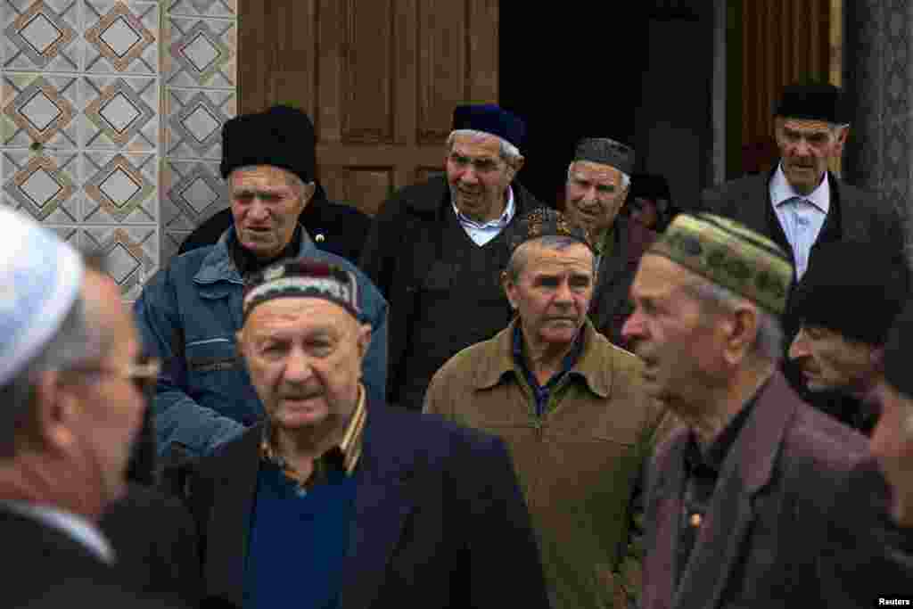 تاتارهای مقیم شبه جزیره کریمه بعد از نماز جمعه از مسجد خان در باغچه سرای نزدیک سیمفروپل بیرون می آیند - ۷ مارس ۲۰۱۴