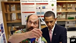 President Barack Obama tours a research laboratory with Professor Alex Slocum at MIT in Cambridge, Massachusetts, just before an annual science fair to improve math and science education was held in November 2009 (file photo - 23 Oct. 2009)
