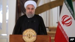 Presiden Iran Hassan Rouhani memberikan pernyataan di Teheran, hari Jumat (13/10). 
