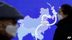 Màn hình tại một ga tàu điện ngầm ở Hàn Quốc, chiếu bản đồ cho thấy sự lây lan của virus Corona.