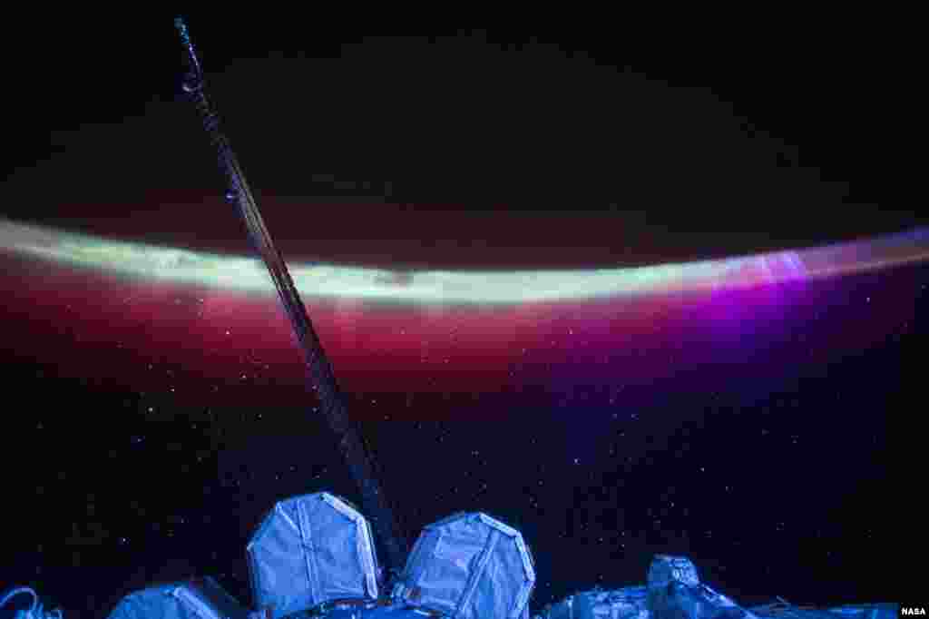 Seorang astrnot NASA Scott Kelly membagi foto ini di media sosial, diambil dari Stasiun Antariksa Internasional, 15 Agustus 2015. Kelly menulis, &quot;#Aurora meninggalkan jejak warna-warni di atas Bumi pagi ini. Selamat pagi dari @space_station!&quot;
