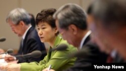 박근혜 힌극 대통령이 7일 오전 청와대에서 열린 수석비서관회의에서 북한 무인기 정찰의 심각성을 언급하며 대비책을 강구하도록 지시했다.