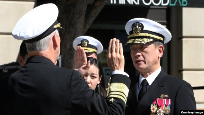 Đại tá Nguyễn Từ Huấn tuyên thệ tại lễ nhận quân hàm Phó Đề Đốc Hải quân Hoa Kỳ hôm 10/10/2019. Photo NAVSEA.