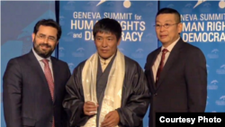 藏人導演頓珠旺青(中）在第11屆日內瓦人權與民主峰會獲頒2019勇氣獎（公民力量提供）