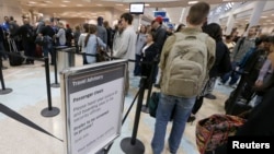 Según Janet Napolitano, ya hay largas filas de pasajeros en los aeropuertos más grandes del país.