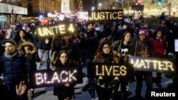 紐約曼哈頓下城區示威群眾手持標語牌抗議
