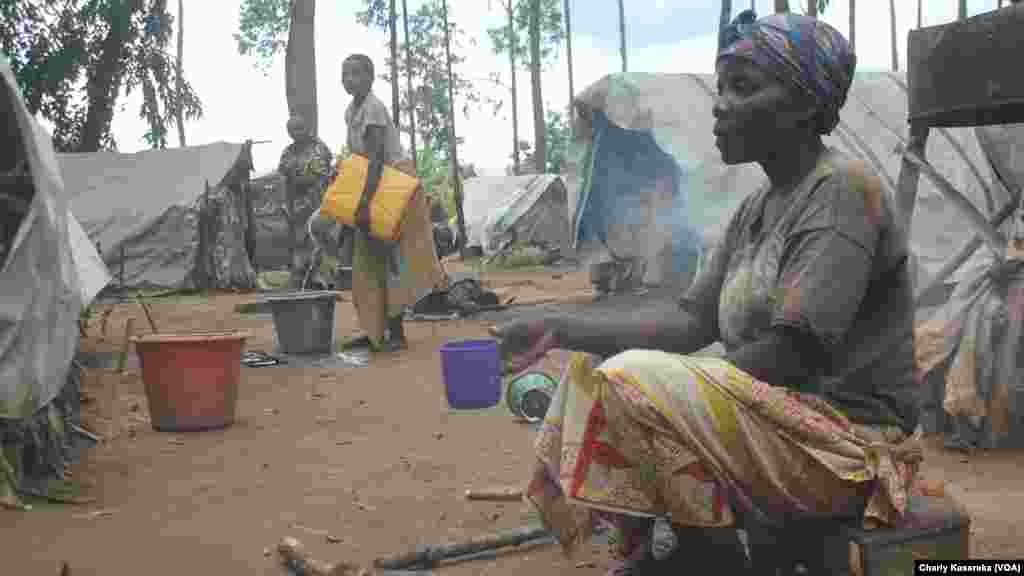 Quelques femmes déplacées internes qui ont fui les massacres répétés perpétrés par des rebelles musulmans ougandais de l&#39;Alliance des forces démocratiques ADF, vivent dans un site à OICHA à plus de 400 kilomètres au Nord de Goma. Beni, 28 octobre&nbsp; 2015 (Charly Kasereka/VOA).