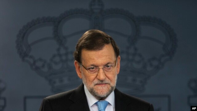 El presidente español Mariano Rajoy habló con la presna en el Palacio de la Moncloa, sede del gobierno, en Madrid, el miércoles 11 de noviembre de 2015. 