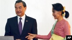 Bà Aung San Suu Kyi và Bộ trưởng Ngoại giao Trung Quốc Vương Nghị tham gia buổi họp báo chung, Naypyitaw, ngày 05 tháng 4 năm 2016.