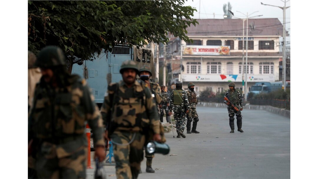 Pasukan keamanan India mengamankan kawasan di dekat kediaman Syed Ali Shah Geelani di Srinagar, 2 September 2021. (REUTERS/Danish Ismail)