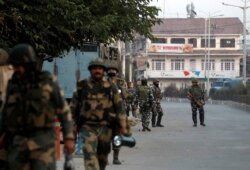 Pasukan keamanan India mengamankan kawasan di dekat kediaman Syed Ali Shah Geelani di Srinagar, 2 September 2021. (REUTERS/Danish Ismail)