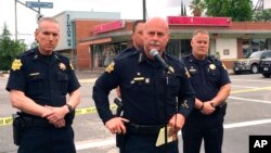 제리 다이어 미 캘리포니아주 프레스노 경찰서장(가운데)이 18일 발생한 총격 사건을 기자들에게 브리핑하고 있다.