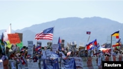 Demonstran di pinggir jalan menuju Sunnylands di mana Presiden AS Obama akan menyambut para pemimpin negara ASEAN dalam KTT AS-ASEAN di Rancho Mirage, California, 15 Februari 2016. 