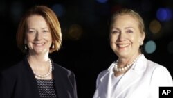 13일 호주 펄스에서 줄리아 길라드 호주 총리(왼쪽)과 회담을 가진 힐러리 클린턴 미 국무장관.