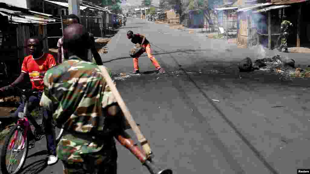 Un soldat porte un RPG dans une rue à Bujumbura, Burundi 15 mai 2015, après que les forces de l&rsquo;armée burundaise ont annoncé avoir arrêté le chef de file d&#39;un coup d&#39;Etat manqué le vendredi.