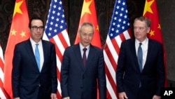 El viceprimer ministro chino, Liu He (centro), posa con el representante comercial de EE.UU, Robert Lighthizer, y el secretario del Tesoro, Steven Mnuchin, previo al diálogo en China, el 31 de julio de 2019.
