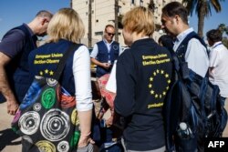 Observers arrive as part of the deployment of 44 longterm observers of the European Union Election Observation Missionm in the capital Harare on June 23 2018, ahead of the July 30 general election in Zimbabwe. / AFP PHOTO / Jekesai NJIKIZANA